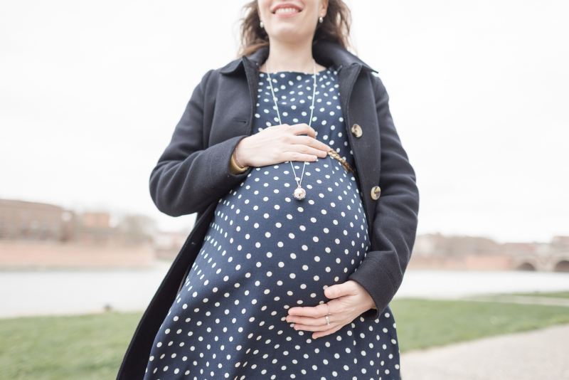 Shooting grossesse en centre-ville de Toulouse sur les quais de la Garonne