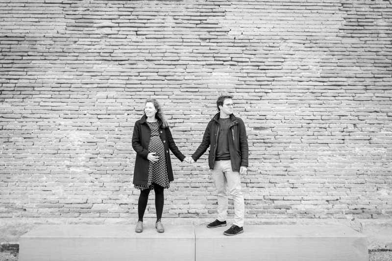 Photo de couple de futurs parents devant à la Grave à Toulouse