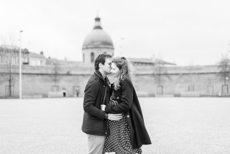 Shooting photo grossesse devent le dôme de la Grave à Toulouse
