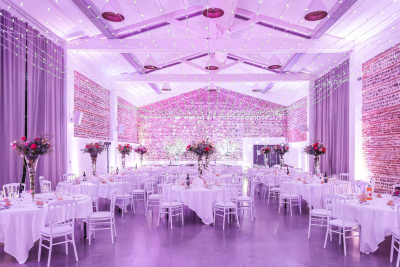Photographe de mariage au Mas Tolosa près de Toulouse - décoration lumineuse de la salle de réception