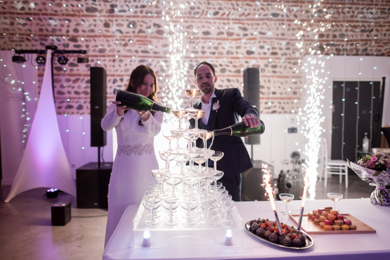 Photographe de mariage au Mas Tolosa près de Toulouse - soirée de mariage et arrivée du dessert