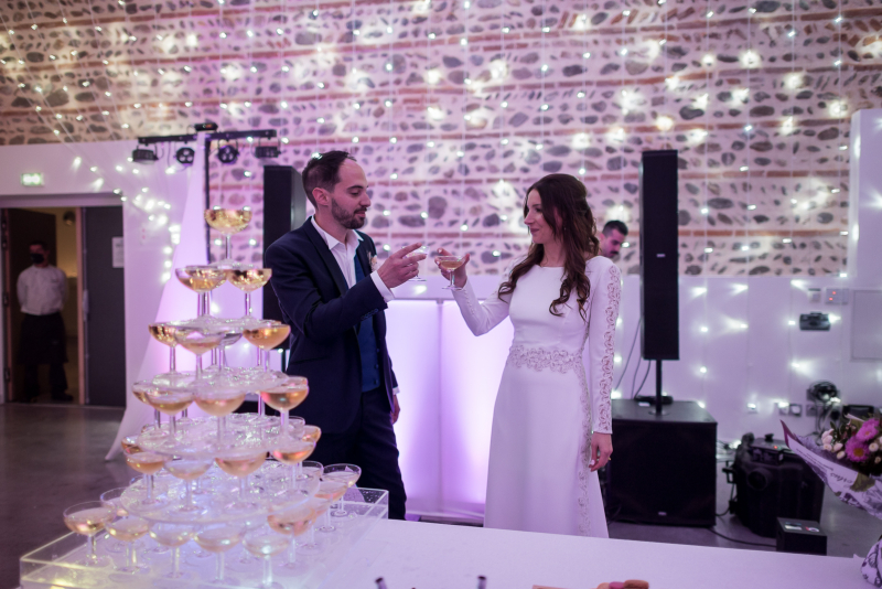 Photographe de mariage au Mas Tolosa près de Toulouse - soirée de mariage et arrivée du dessert