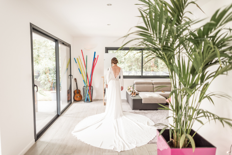 Photographe de mariage à Toulouse - la mariée dans sa robe Rosa Clara avec traine immense