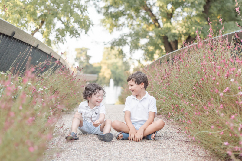 Séance photo de famille au Jardin du Grand Rond de Toulouse en été
