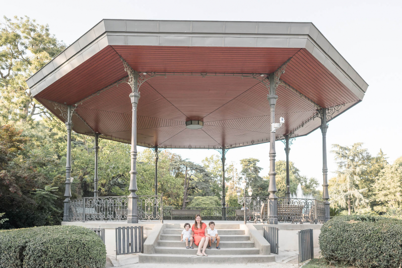 Séance photo au Jardin du Grand Rond de Toulouse - photo de famille sous le kiosque