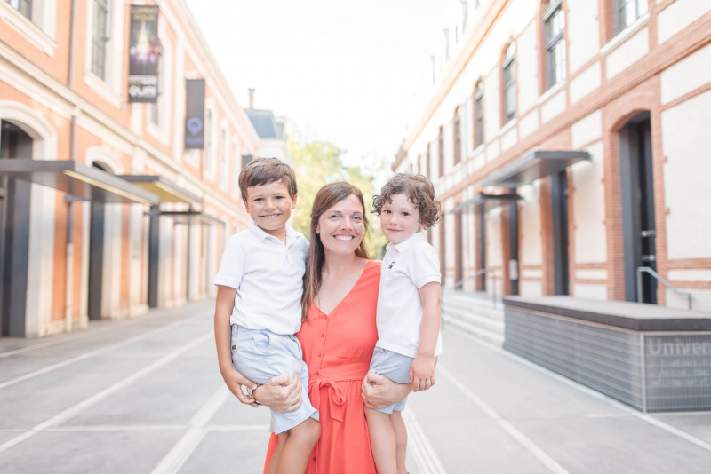 Séance photo de famille au Jardin des Plantes de Toulouse et dans la cour du Quai des Savoirs