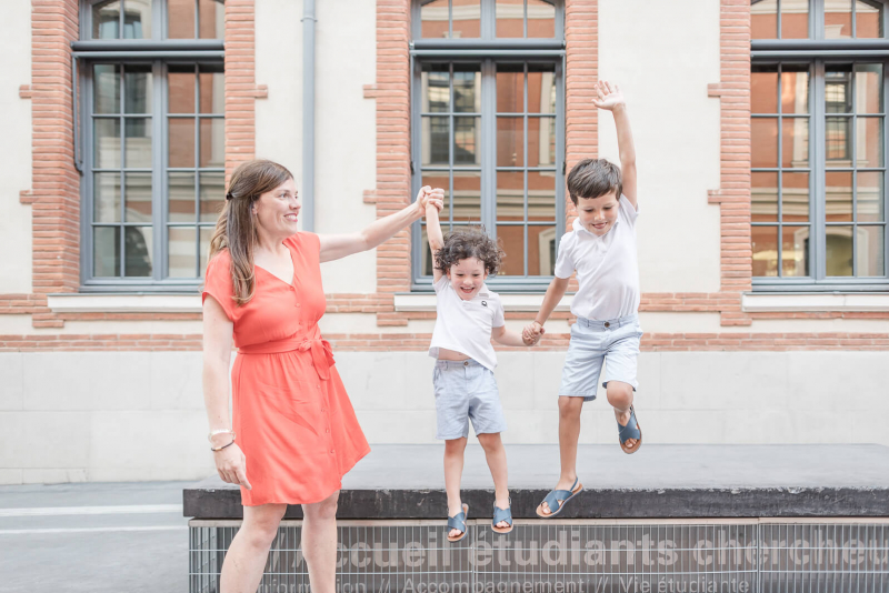 Photo de famille au Jardin des Plantes de Toulouse et dans la cour du Quai des Savoirs