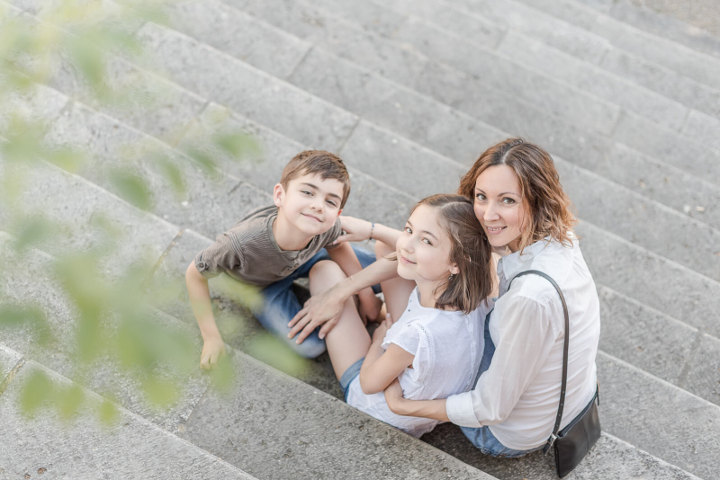 Photo de famille sur les marches du Jardin Raymond VI de Toulouse