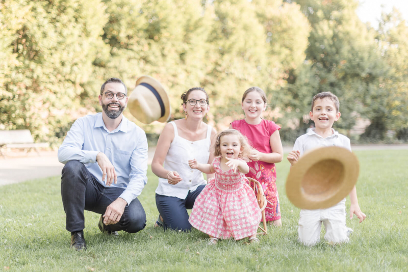 Photo de famille lançant leur chapeau dans le Jardin Raymond VI de Toulouse
