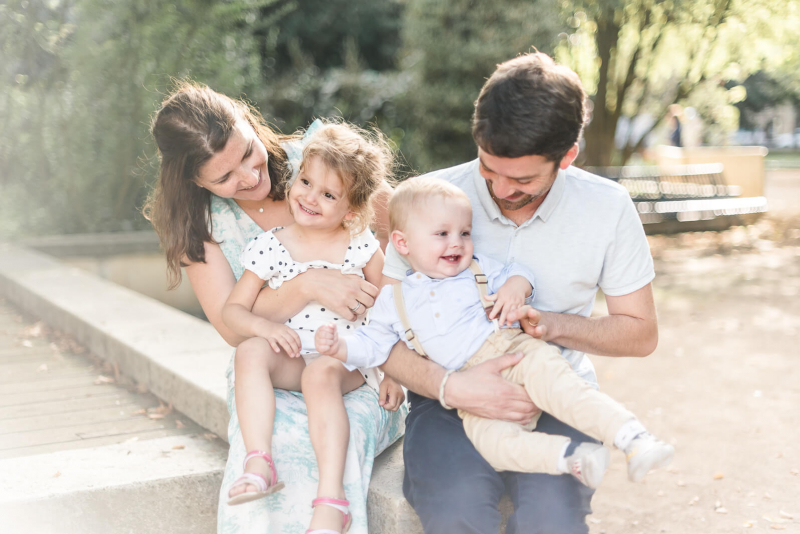 Photo de famille s'amusant à Toulouse au Jardin Raymond VI