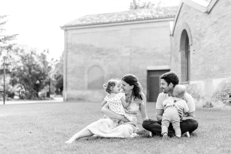 Photo de famille en noir et blanc à Toulouse au Jardin Raymond VI