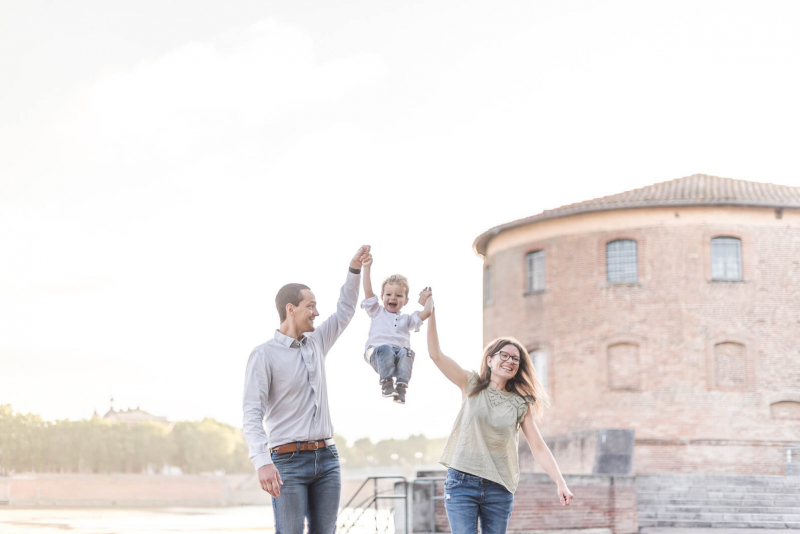 Photo de famille en haut des marches du Jardin Raymond VI de Toulouse avec vue sur le Bazacle