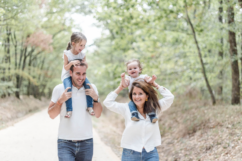 Photographe de famille à la forêt de Buzet, portrait de famille de quatre en train de courir