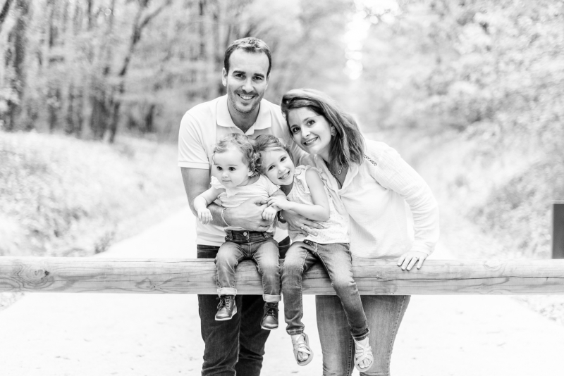 Photo d'une famille riant lors d'une séance photo de famille en forêt de Buzet près de Toulouse
